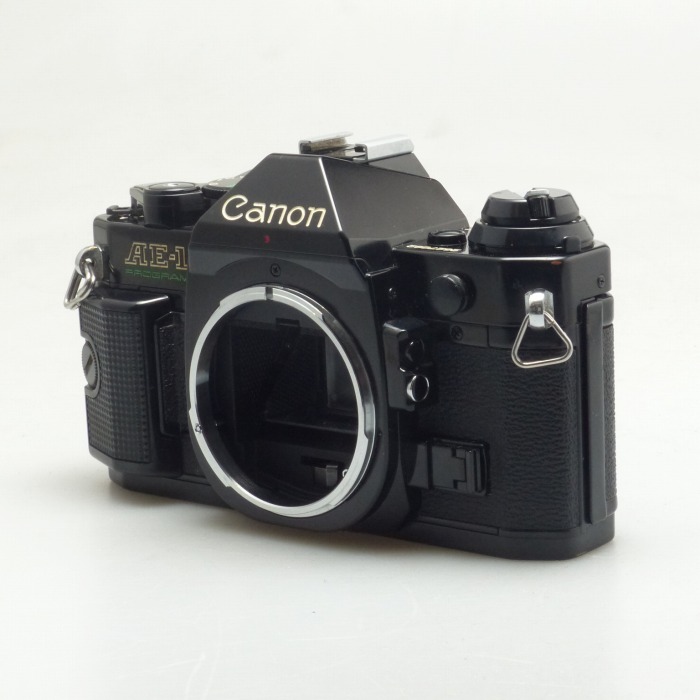 yÁz(Lm) Canon AE-1 vO ubN
