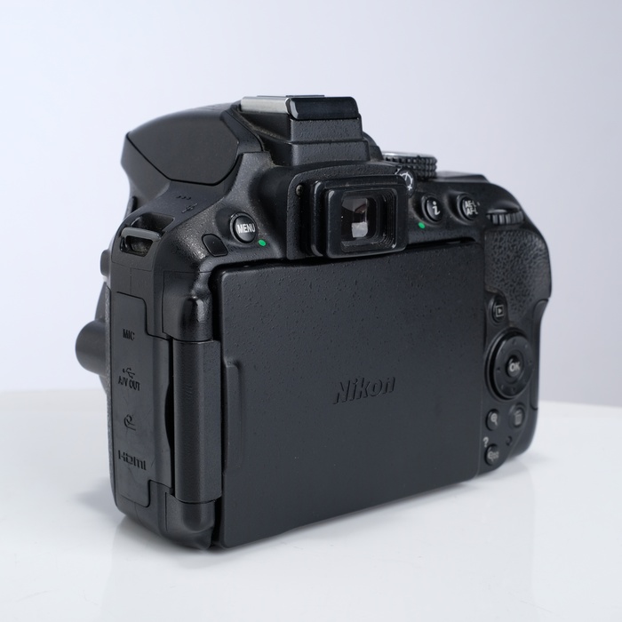 中古】(ニコン) Nikon D5300 ダブルズームキツト2 ブラツク｜ナニワ
