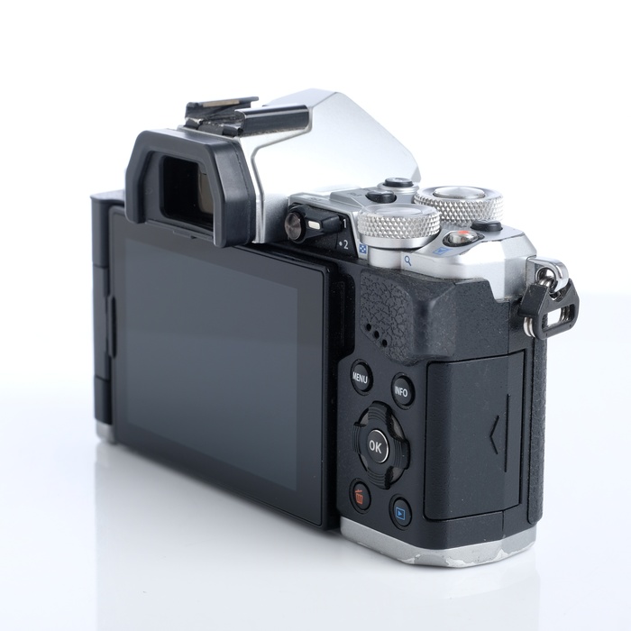 中古】(オリンパス) OLYMPUS OM-D E-M5 MARK2 ボデイ シルバー｜ナニワ