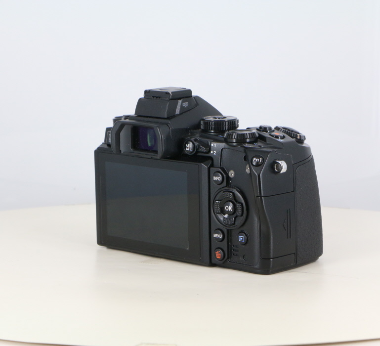 中古】(オリンパス) OLYMPUS OM-D E-M1 ボデイ｜ナニワグループ
