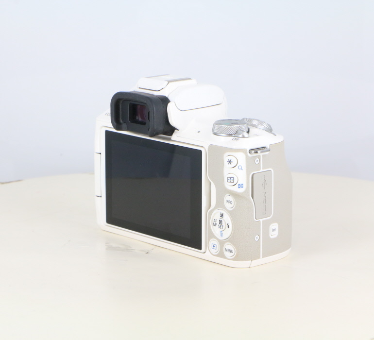 中古】(キヤノン) Canon EOS KISS M ボディ ホワイト｜ナニワグループ