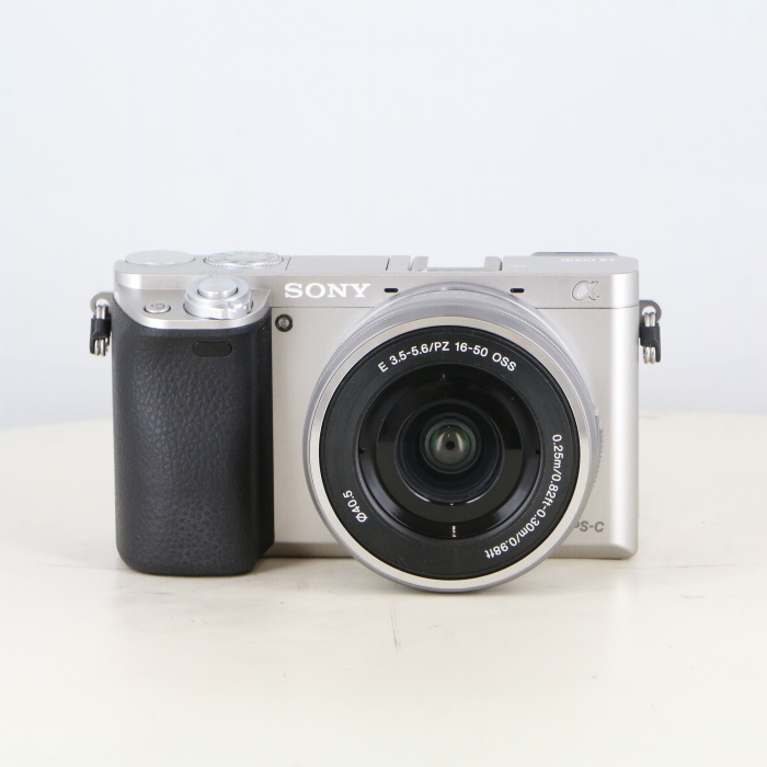 SONY a6000 レンズ付き。作例あり。 ボディ欠けあり使用に問題無し。 SONY a6000 レンズ付き。作例あり。 ボディ欠けあり使用に問題無し