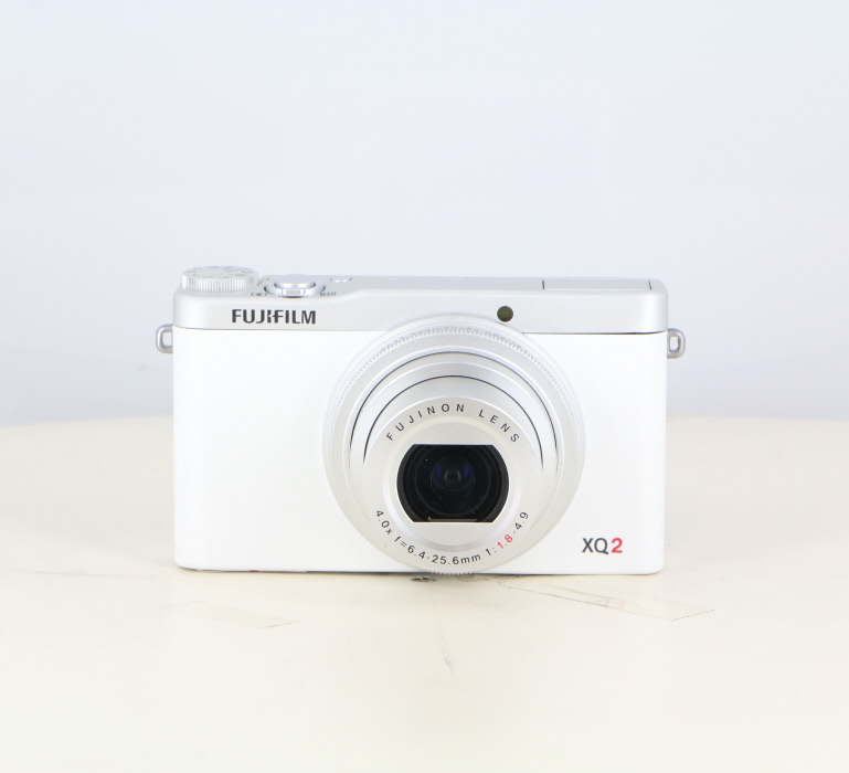 中古】FUJIFILM XQ2 ホワイト 新品バッテリー付き 中古】(フジフイルム
