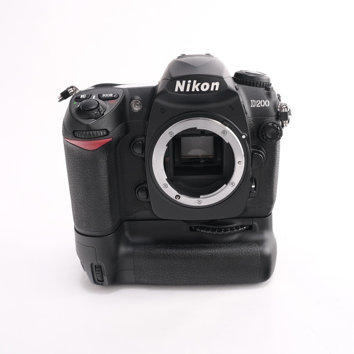 Nikon D200（MB-D200付き）【動品】 中古】(ニコン) Nikon D200 ボディ +MB-D200付(マルチパワーバッテリー