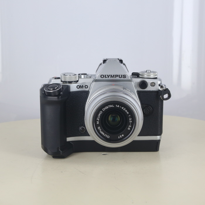 �y���Áz(�I�����p�X) OLYMPUS OM-D E-M5 MARK2+14-42 IIR