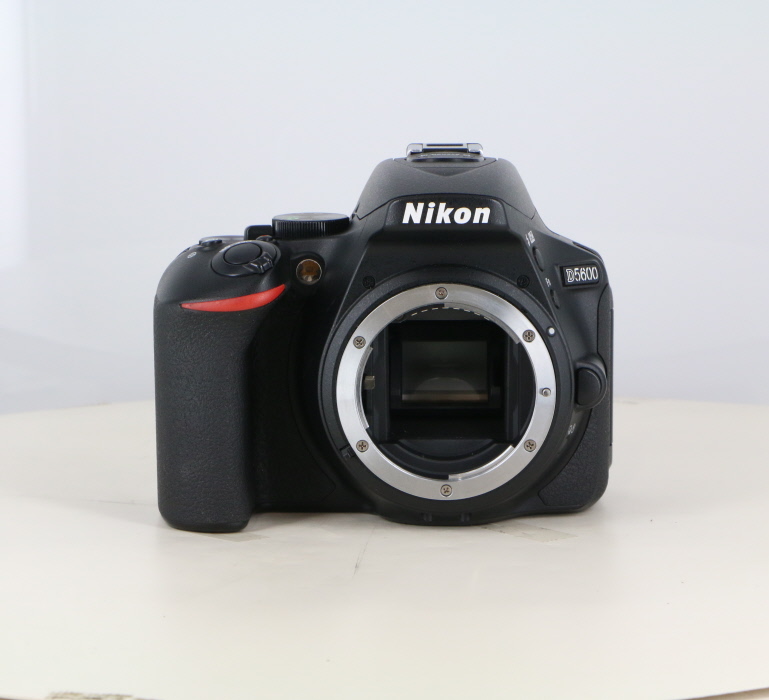 �y���Áz(�j�R��) Nikon D5600 �{�f�B