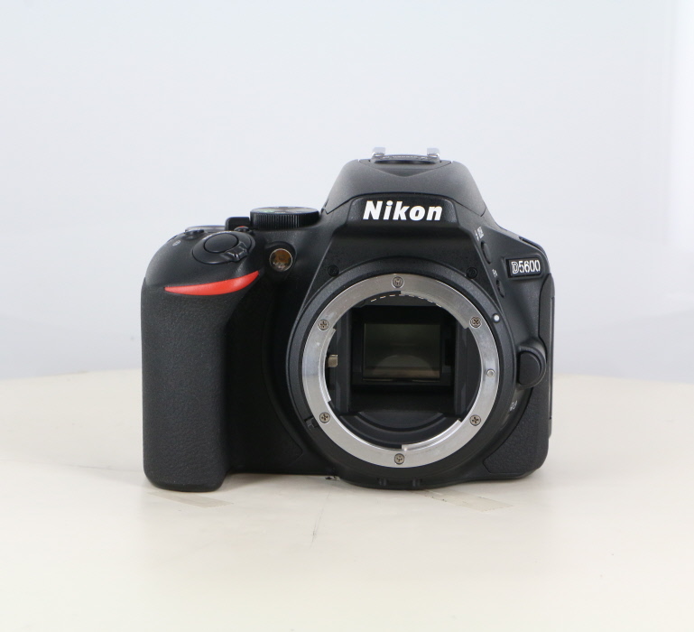 �y���Áz(�j�R��) Nikon D5600 �{�f�B