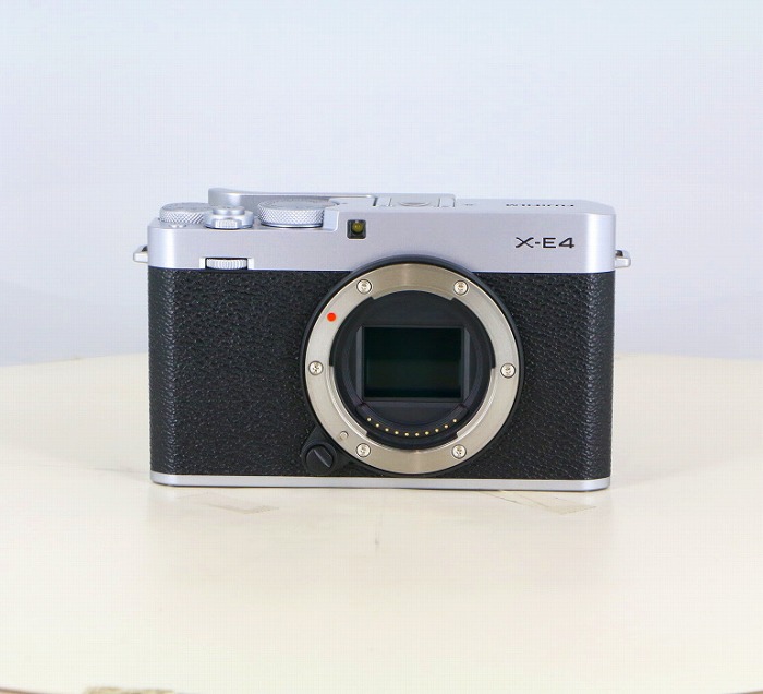 FUJIFILM (フジフイルム) X-E4 ボディ シルバー｜ナニワグループ