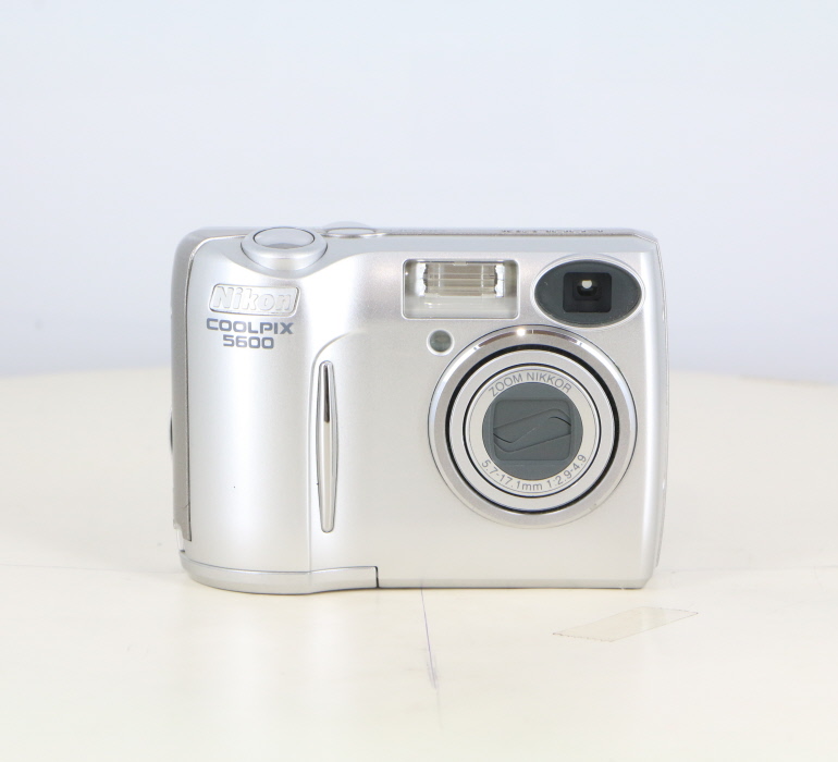 �y���Áz(�j�R��) Nikon COOLPIX5600 �p�[���V���o�[