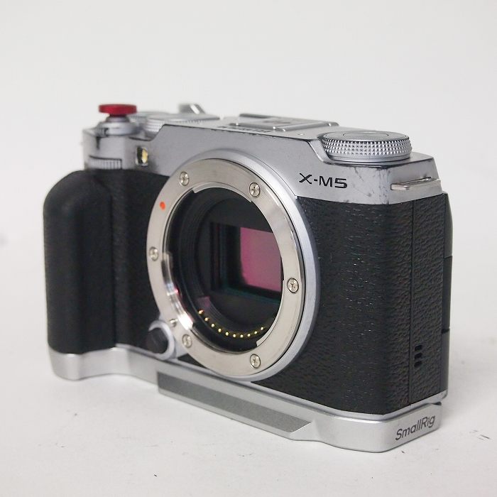 【中古】(フジフイルム) FUJIFILM X-M5 ボディ シルバー (海外モデル)