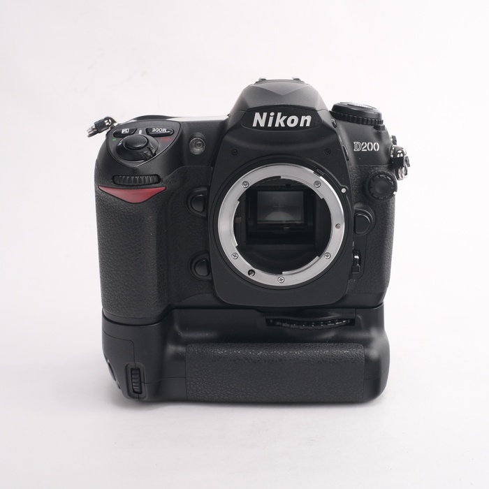 【中古】(ニコン) Nikon D200 ボディ + MBD200