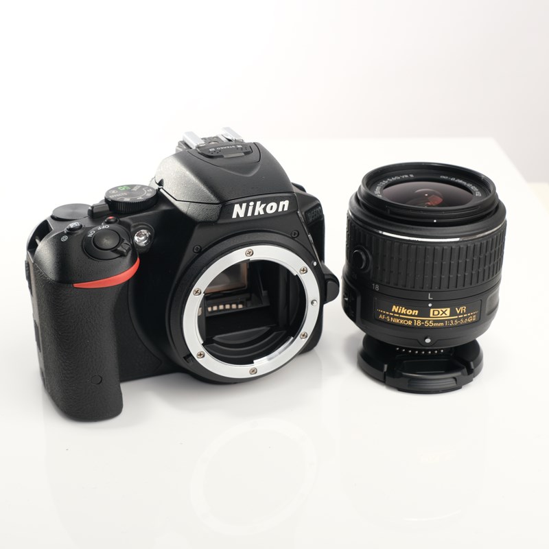 【中古】(ニコン) Nikon D5500 (ブラック) [18-55 VR II レンズキット]